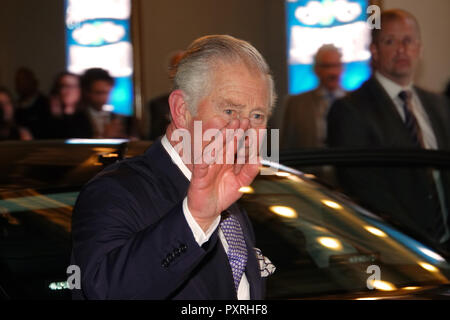 London Palladium, London, UK. 22nd October 2018;  Charles, Prince of Wales outside his 70th Birthday gala show - 'We Are Most Amused and Amazed'; an evening theatre performance with comedians, magicians, singers and celebrities. Credit: Andy Stehrenberger/Alamy Live News Stock Photo