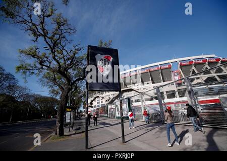 Buenos Aires, Argentina. 23rd Oct, 2018. River Plate fans waiting outside the opening hours to enter the stadium where they face River Plate vs. Grêmio in a game that is valid for the semifinals of the 2018 Copa Libertadores of America, held at the Estádio Monumental Antonio Vespucio Liberti also known as Monumental de Nuñez, in Buenos Aires, Argentina. Credit: Marcelo Machado de Melo/FotoArena/Alamy Live News Stock Photo