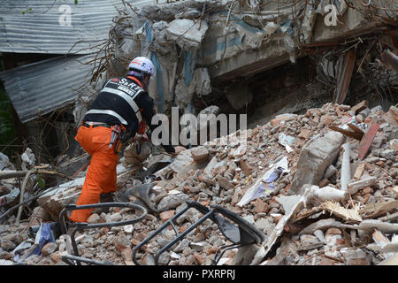 Palu, Central Sulawesi, INDONESIA. 22nd Oct, 2018. PALU, INDONESIA - OCTOBER 24, 2018 : A member of the SAR Team from South Korea tried to evacuate the victims of the earthquake that was buried in the ruins of the New World Restaurant building on Pctober 22, 2018 in Palu, Central Sulawesi, Indpnesoa. Although the evacuation period was declared to have ended after the earthquake that occurred on October 28, 2018, the SAR team was still trying to evacuate if there was a citizen report about the victim. The National SAR Agency said, up to 24 days after the disaster, it had evacuated 2,113 vic Stock Photo