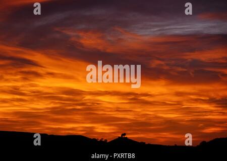 Bridport, Dorset, UK -23 October 2018. As the cold weather draws I and the days get shorter the town of Bridport in Dorset is treated to a spectacular sunset. Credit: Tom Corban/Alamy Live News Stock Photo