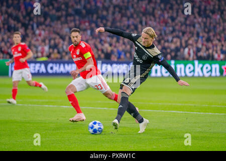 Ajax, Amsterdam. 23rd Oct 2018. 23-10-2018: Voetbal: Ajax v Benfica: Amsterdam L-R Jardel of Benfica , Kasper Dolberg of Ajax Champions League 2018-2019 Credit: Orange Pictures/Alamy Live News Stock Photo