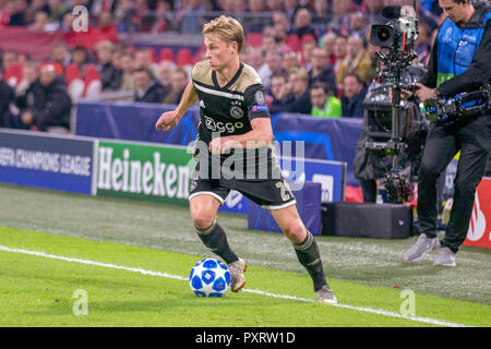 Ajax, Amsterdam. 23rd Oct 2018. 23-10-2018: Voetbal: Ajax v Benfica: Amsterdam Frankie de Jong of Ajax Champions League 2018-2019 Credit: Orange Pictures/Alamy Live News Stock Photo