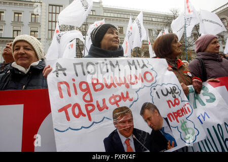 Kiev, Ukraine. 24th Oct 2018. Ukrainian activists attend a protest demanding to cancel the Cabinet of Ministers decision to raise the gas price by 23.5%, in front of the President Administration in Kiev. On October 19 Ukrainian government decided to raise gas prices for domestic customers in accordance with an International Monetary Fund demand to avoid possible default and in a move to secure fresh loans. Credit: SOPA Images Limited/Alamy Live News Stock Photo