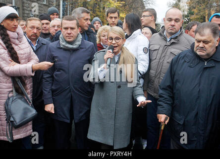 Kiev, Ukraine. 24th Oct 2018. Ukrainian opposition leader Yulia Tymoshenko (C) seen speaking during a protest demanding to cancel the Cabinet of Ministers decision to raise the gas price by 23.5%, in front of the Administration of the President, in Kiev. On October 19 Ukrainian government decided to raise gas prices for domestic customers in accordance with an International Monetary Fund demand to avoid possible default and in a move to secure fresh loans. Credit: SOPA Images Limited/Alamy Live News Stock Photo