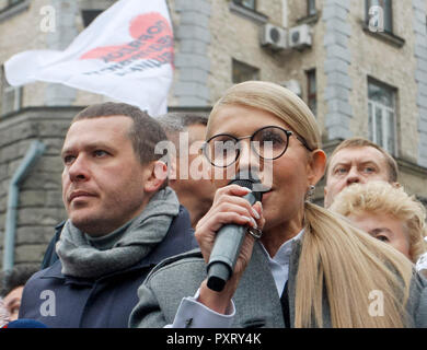 Kiev, Ukraine. 24th Oct 2018. Ukrainian opposition leader Yulia Tymoshenko (C) seen speaking during a protest demanding to cancel the Cabinet of Ministers decision to raise the gas price by 23.5%, in front of the Administration of the President, in Kiev. On October 19 Ukrainian government decided to raise gas prices for domestic customers in accordance with an International Monetary Fund demand to avoid possible default and in a move to secure fresh loans. Credit: SOPA Images Limited/Alamy Live News Stock Photo