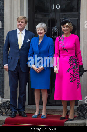 10 Downing Street, London, UK. 24 October, 2018. King Willem Alexander and Queen Maxima of the Netherlands arrive at Downing Street to be met by British PM Theresa May during their two day State Visit. Credit: Malcolm Park/Alamy Live News. Stock Photo