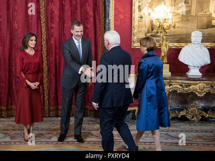 Madrid, Spain. 24th Oct, 2018. Federal President Frank-Walter Steinmeier (2nd from right) and his wife Elke Büdenbender (r) are replaced by the Spanish King Felipe VI. (2nd from left) and Queen Letizia of Spain at the Palace of the King (Palacio Real). President Steinmeier and his wife are on a two-day visit to Spain. Credit: Bernd von Jutrczenka/dpa/Alamy Live News Stock Photo