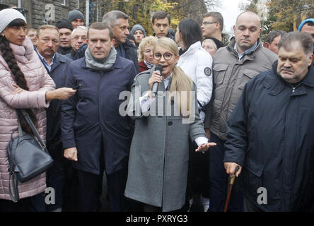Kiev, Ukraine. 24th Oct, 2018. Ukrainian opposition leader Yulia Tymoshenko (C) seen speaking during a protest demanding to cancel the Cabinet of Ministers decision to raise the gas price by 23.5%, in front of the Administration of the President, in Kiev. On October 19 Ukrainian government decided to raise gas prices for domestic customers in accordance with an International Monetary Fund demand to avoid possible default and in a move to secure fresh loans. Credit: Pavlo Gonchar/SOPA Images/ZUMA Wire/Alamy Live News Stock Photo