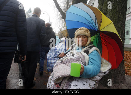Kiev, Ukraine. 24th Oct, 2018. An Ukrainian woman asks for alms on a street in downtown of Kiev, Ukraine, on 24 October 2018. Credit: Serg Glovny/ZUMA Wire/Alamy Live News Stock Photo