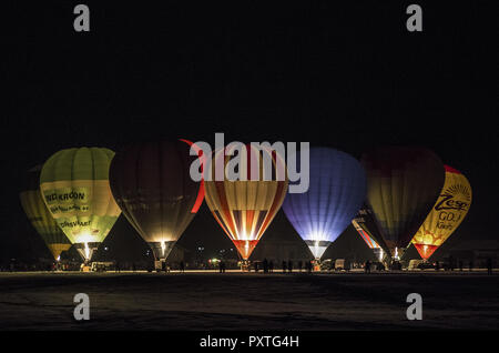 Heissluftballons, Ballonglühen im Winter, Hot air balloons, balloon glow in winter, hot air balloon, balloon glow, night, winter, ballooning, balloons Stock Photo