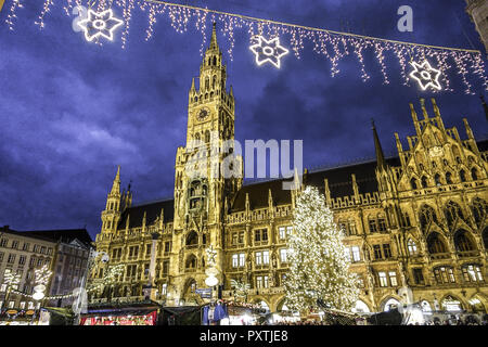 Christkindlmarkt, Weihnachtsmarkt am Münchner Marienplatz, Christmas Market at Marienplatz in Munich, Germany, Bavaria, Munich, Rathaus, City, Town, H Stock Photo