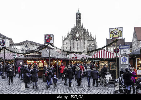Weihnachtsmarkt, Christkindlesmarkt in Nürnberg, Hauptmarkt, Altstadt, Mittelfranken, Franken, Bayern, Deutschland, Europa, Christmas market, Chriskin Stock Photo