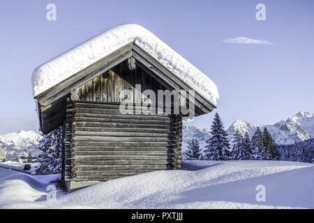 Hütte in einer Schneelandschaft bei Elmau, Oberbayern, Bayern, Deutschland, Europa. Stock Photo