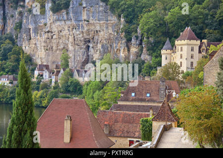 Chateau and medieval houses at Roque-Gageac, one of France's most beautiful villages, on the Dordogne River Stock Photo