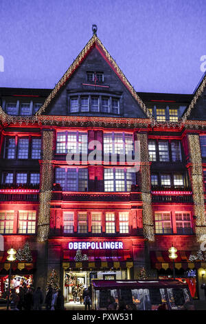Weihnachtseinkäufe, bunt beleuchtete Fassade des Kaufhauses Oberpollinger in der Neuhauserstrasse in München, Christmas shopping, colorful illuminated Stock Photo