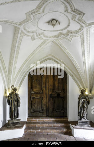 Gotischer Kreuzgang von 1493 im Kloster Benediktbeuern, Oberbayern, Bayern, Deutschland Stock Photo