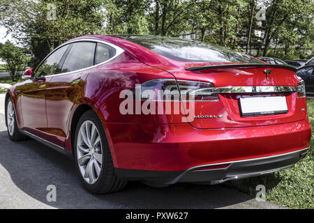 Roter Tesla Model S P85, ein Luxus-Elektroauto Stock Photo