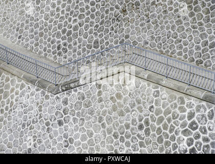 Treppe an einer Steinmauer Stock Photo