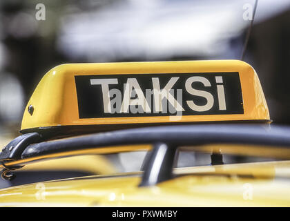 Taksi-Schild auf einem Taxi, Bodrum, Tuerkei Stock Photo - Alamy