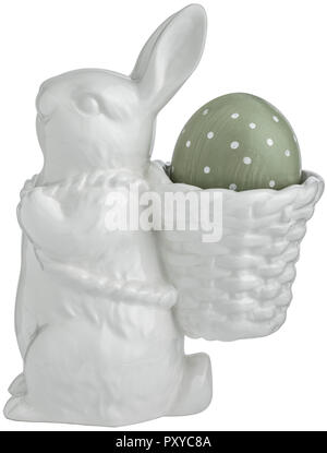 Weisser Keramik-Osterhase mit Ei im Korb Stock Photo