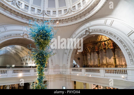 Domed roof at London Victoria & Albert Museum ( V&A Museum ) , with partial view of Dale Chihuly's glass chandelier Stock Photo