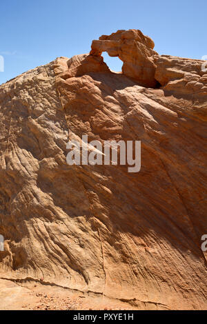 NV00018-00...NEVADA - A sandstone rib with an arch on the top in the Valley of Fire State Park. Stock Photo