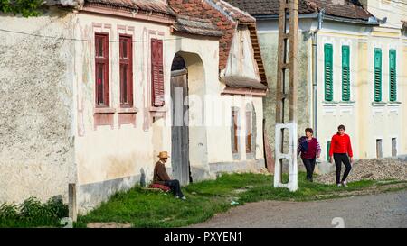 ROMANIA, VISCR. The remote village of Viscri  founded by Transyslvanien Saxons preserves his charme Stock Photo