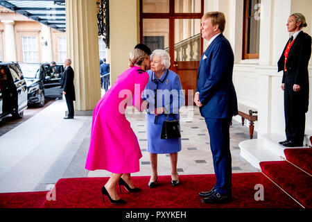 London, UK. 24th Oct, 2018. King Willem-Alexander and Queen Maxima of The Netherlands say goodbye to Queen Elizabeth of the United Kingdom in London, United Kingdom, 24 October 2018. The Dutch King and Queen are in the United Kingdom for an two day official state visit. Credit: Patrick van Katwijk |/dpa/Ģ����ý Live News Stock Photo
