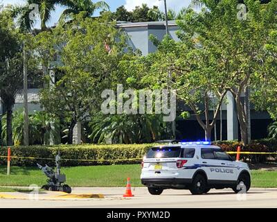 Sunrise, Broward County, Florida, USA. 24th Oct, 2018. October 24, 2018 - A Broward County Sheriff's bomb defusing robot can be seen deployed Wednesday outside the Sunrise, Fla. office of U.S. Congresswoman Debbie Wasserman Schultz, where a suspicious package was discovered Wednesday October 23, 2018 Credit: Sun-Sentinel/ZUMA Wire/Alamy Live News Stock Photo