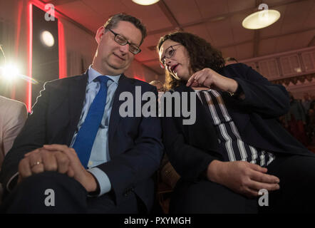 Heuchelheim, Germany. 24th Oct, 2018. 24 October 2018, Germany, Heuchelheim: Thorsten Schaefer-Guembel, Hesse's top SPD candidate for the state elections, and Andrea Nahles, the SPD's federal chairman, are talking before the start of an election campaign. Next Sunday (28.10.2018) a new state parliament will be elected in Hesse. Credit: Boris Roessler/dpa/Alamy Live News Stock Photo