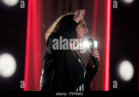 Heuchelheim, Germany. 24th Oct, 2018. 24 October 2018, Germany, Heuchelheim: Andrea Nahles, SPD federal chairman, speaks at an election campaign event. Next Sunday (28 October 2018) a new state parliament will be elected in Hesse. Credit: Boris Roessler/dpa/Alamy Live News Stock Photo