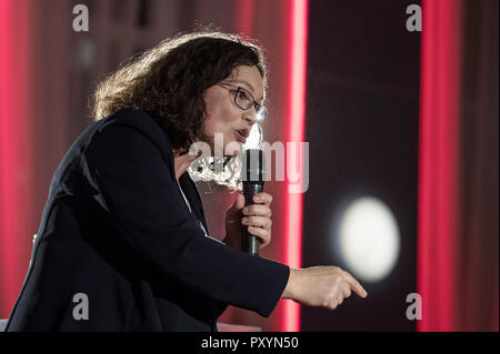 Heuchelheim, Germany. 24th Oct, 2018. 24 October 2018, Germany, Heuchelheim: Andrea Nahles, SPD federal chairman, speaks at an election campaign event. Next Sunday (28 October 2018) a new state parliament will be elected in Hesse. Credit: Boris Roessler/dpa/Alamy Live News Stock Photo