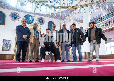 18 October 2018, North Rhine-Westphalia, Duisburg: 18 October 2018, Germany, Duisburg: The long-time members of the Dibit-Merkez-Moschee-Verein Ozer Mert (L-R), Yaman Muhettin, Mehmet Kuruk, Murat Sencan, Dogan Sammaz, Rifat Solmaz (member) and Isa Solmaz stand in the interior of the mosque. She was called the Miracle of Marxloh. The construction and opening of one of the largest mosques in Germany ten years ago went smoothly. Are the upheavals in Turkey now being handled in the same way as the criticised Ditib sister in Cologne? (to dpa 'Ten years Ditib Mosque Duisburg - what is different th Stock Photo