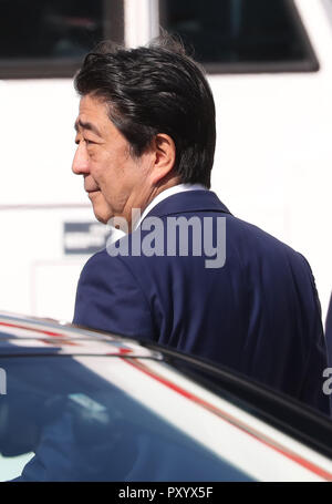 Tokyo, Japan. 25th Oct, 2018. Japanese Prime Minister Shinzo Abe arrives at the Tokyo International Airport as he leaves to Beijing with his wife Akie in Tokyo on Thursday, October 25, 2018. Abe will visit China for three days and will meet with President Xi Jinping and other leaders. Credit: Yoshio Tsunoda/AFLO/Alamy Live News Stock Photo