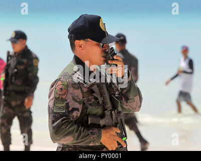 Boracay Island, Philippines. 25th Oct, 2018. Policemen from the Philippine National Police (PNP) participate in a security capability demonstration along the beach in Boracay Island, the Philippines, on Oct. 25, 2018. The world famous Boracay resort island in the Philippines will be reopened on Oct. 26. Credit: Rouelle Umali/Xinhua/Alamy Live News Stock Photo