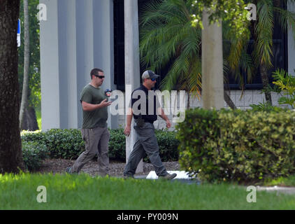 Sunrise, Florida, USA. 24th October, 2018. The Broward Sheriff's Office bomb squad deploys a robotic vehicle to investigate a suspicious package in the building where Rep. Debbie Wasserman Schultz (D-FL) has an office on October 24, 2018 in Sunrise, Florida. A number of suspicious packages arrived in the mail today intended for former President Barack Obama, Democratic presidential nominee Hillary Clinton and the New York office of CNN  People:  Debbie Wasserman Schultz Office Credit: Storms Media Group/Alamy Live News Stock Photo