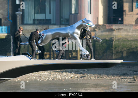 London UK. 25th October 2018. Staff place a large steel Jaguar on the bow of the 308ft  Luxury superyacht 'Kismet' moored on the River Thames owned by  Pakistani-American billionaire Shahid Khan who is the  owner of the NFL Franchise Jacksonville Jaguars Credit: amer ghazzal/Alamy Live News Stock Photo