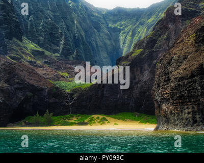 Stunning view of secluded Kalalau Beach and Kalalau Valley from a boat on a sunny day, Na Pali Coast, Kauai, Hawaii Stock Photo