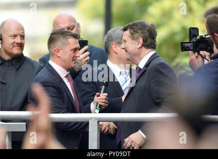Tommy Robinson (far right activist - real name Stephen Yaxley-Lennon) with Gerrard Batten (UKIP) speaking to a crowd outside the Old Bailey, London, a Stock Photo