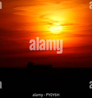 AJAXNETPHOTO. ENGLISH CHANNEL. - DAWN OVR THE CHANNEL - SUN RISING THROUGH  CLOUDS OVER THE CHANNEL LOOKING EAST TOWARD NORTHERN FRENCH COAST WITH A SHIP ON THE HORIZON.  PHOTO:JONATHAN EASTLAND/AJAX REF:GX8 181909 273 Stock Photo