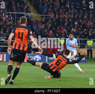 Kharkiv, Ukraine. 23rd October, 2018. Riyad Mahrez of Manchester City (R) kicks a ball during the UEFA Champions League game against Shakhtar Donetsk  Stock Photo