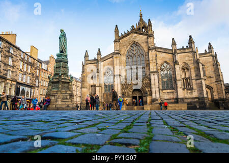 View of cobblestones in Parliament Square and St Giles Cathedral on the Royal Mile in Edinburgh Old Town, Scotland, UK Stock Photo