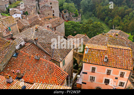 Terracotta rooftops, Sorano, Province of Grosseto, Tuscany, Italy Stock Photo