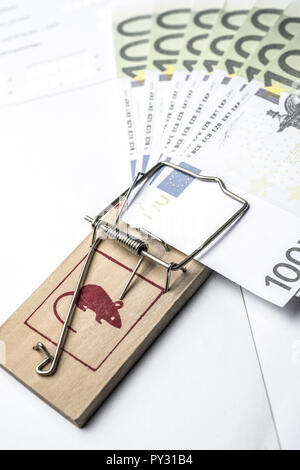 Mausefalle mit 100 Euro Scheinen, Steuerunterlagen Stock Photo
