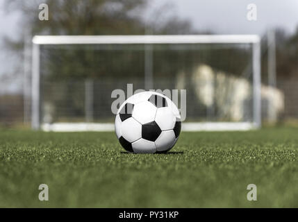 Fussball liegt auf Rasen vor Tor Stock Photo