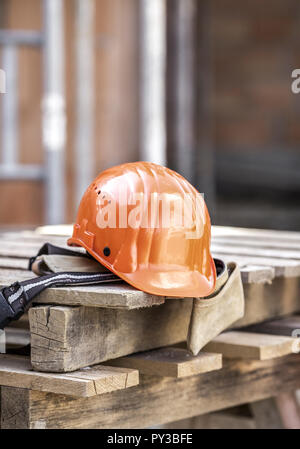 Schutzhelm liegt im Baustellenbereich Stock Photo
