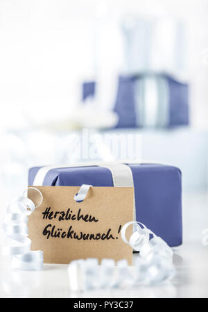 Geschenkpaeckchen mit Glueckwunschkarte Stock Photo