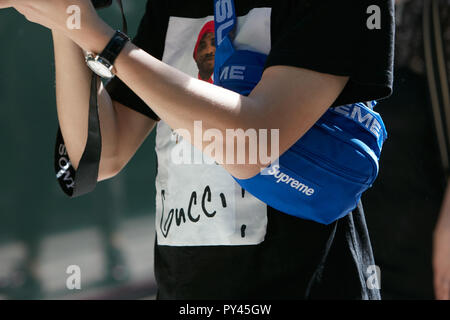 Mailand - 23. September: Frau mit Louis Vuitton Tasche mit schwarzer Jacke  und graue Hosen vor Gabriele colangelo fashion show, Mailand fashion week  stre Stockfotografie - Alamy