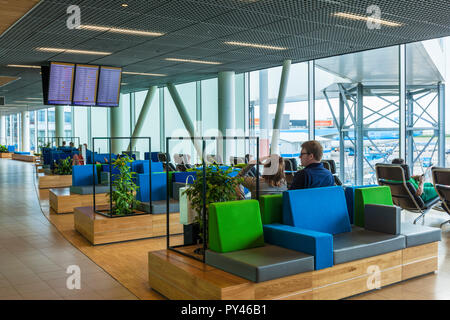 Amsterdam Schipol airport Amsterdam interior lounge passengers sitting in the airport lounge departures Schipol Airport Amsterdam Holland EU Europe Stock Photo
