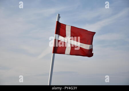 Fahne, Flagge, Dänemark, dänisch, Land, Danneborg, Daneborg, Tuch, Landesfahne, Nation, Nationalflagge, Wehen, Wind, Wolken, Meer, Fähre, Autofähre, S Stock Photo